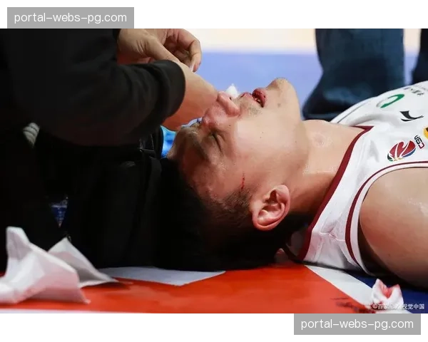 暖心一幕:山东队外援受伤,天津队队医第一时间进场协助处理